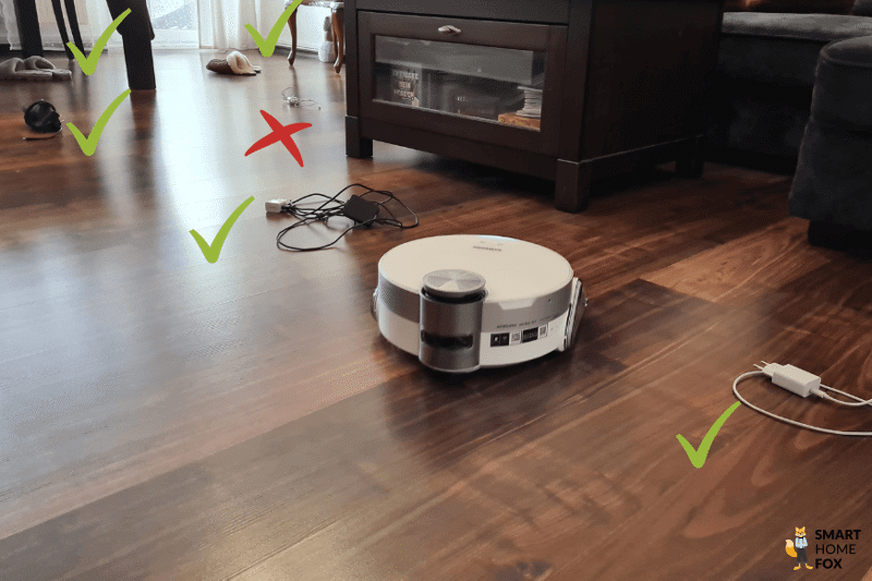 Der Samsung Jet Bot AI+ umfährt im Test flache Hindernisse.